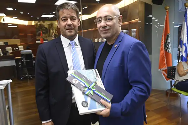 Oberbürgermeister Steffen Scheller gemeinsam mit dem stellvertretenden Bürgermeister von Rishon LeZion Maxim Babitzki.</p>
<p>