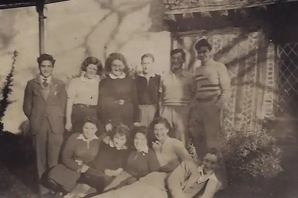 1941, Marga (unten links) auf der Farm von Eve Balfour