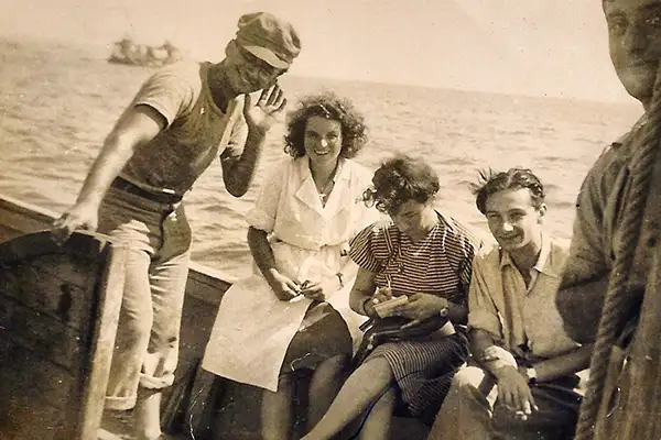 August 1947, Port-de-Bouc, auf dem Weg zu den Deportationsschiffen Von rechts nach links: Alfred – der Begleiter von He’halutz, ein amerikanischer Journalist, Marga, Nahum Hillel