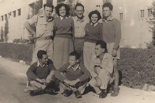 1948, Nordkommando in Nazareth (Marga steht an zweiter Stelle von rechts)