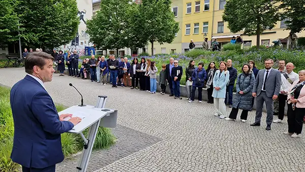 Oberbürgermeister Steffen Scheller begrüßt die neue Ehrenbürgerin der Stadt Brandenburg an der Havel Marga Goren-Gothelf in ihrem Heimatort Rishon LeZion in Israel.</p>
<p>