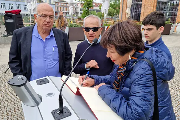 Familienbild (mit Vertreterinnen und Vertretern der Stadt) nach Enthüllung der Tafel.